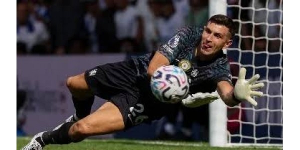 Zelfs Emiliano Martínez kon Chelsea niet redden van de zwaktes in de verdediging Zelfs Emiliano Martínez kon Chelsea niet redden van de zwaktes in de verdediging